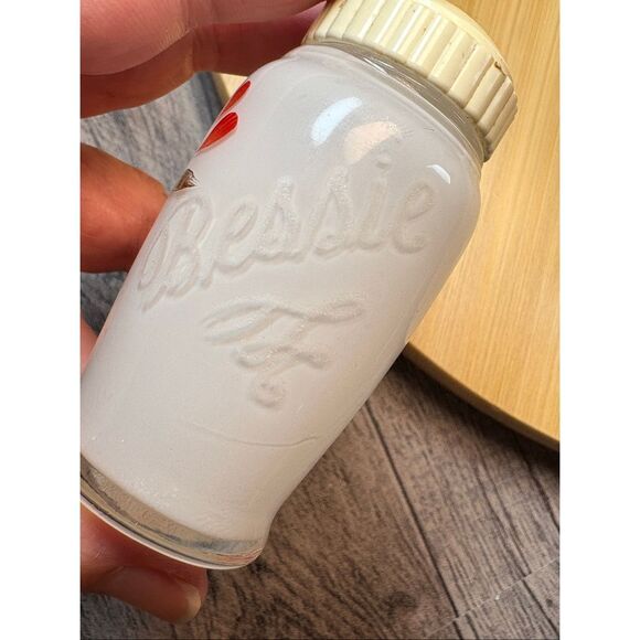 Vintage 1950s Bessie & Jessie Milk Glass Salt and Pepper Shakers – Hand Painted - Picture 4 of 7